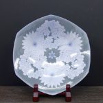 九谷焼 中田一於 13号飾皿 墨地紫苑釉裏銀彩花文