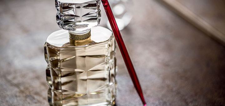 バカラ 伝説のボトルとフレグランス ルージュ 540 パルファム ( Baccarat Rouge 540, A Legendary Perfume And Bottle )
