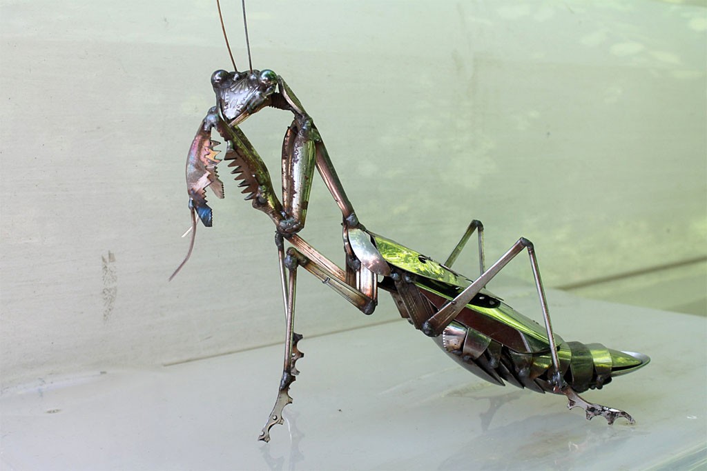 JK Brown ステンレス彫刻 金属くずのカマキリ ( JK Brown Scrap Metal Praying Mantis - Stainless Steel Sculpture )