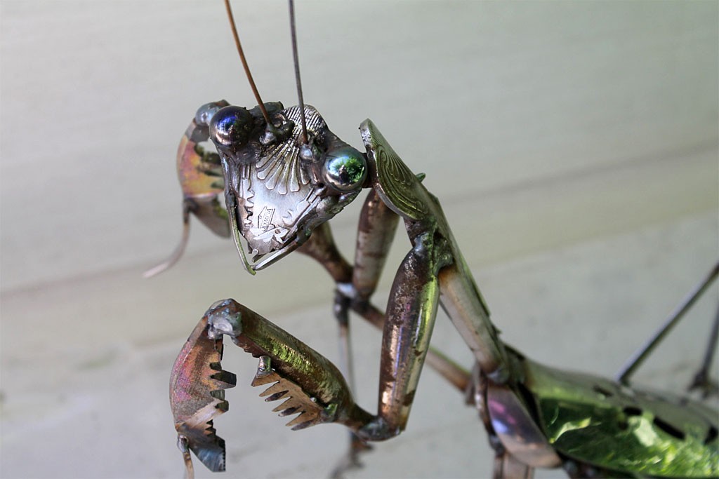 JK Brown ステンレス彫刻 金属くずのカマキリ ( JK Brown Scrap Metal Praying Mantis - Stainless Steel Sculpture )
