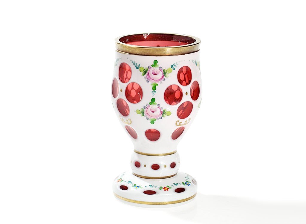 ボヘミアガラス ホワイト オーバーレイ カップ 花の装飾 ( Bohemian Glass Overlay Glass Cup in White with Floral Decor )