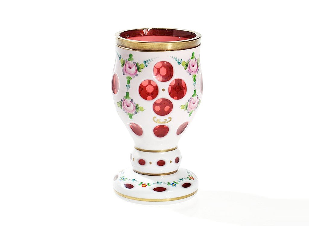 ボヘミアガラス ホワイト オーバーレイ カップ 花の装飾 ( Bohemian Glass Overlay Glass Cup in White with Floral Decor )