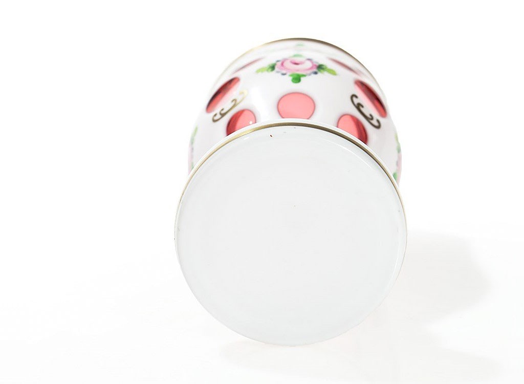 ボヘミアガラス ホワイト オーバーレイ カップ 花の装飾 ( Bohemian Glass Overlay Glass Cup in White with Floral Decor )