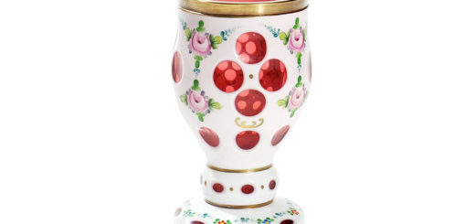 ボヘミアガラス ホワイト オーバーレイ カップ 花の装飾 ( Bohemian Glass Overlay Glass Cup in White with Floral Decor )