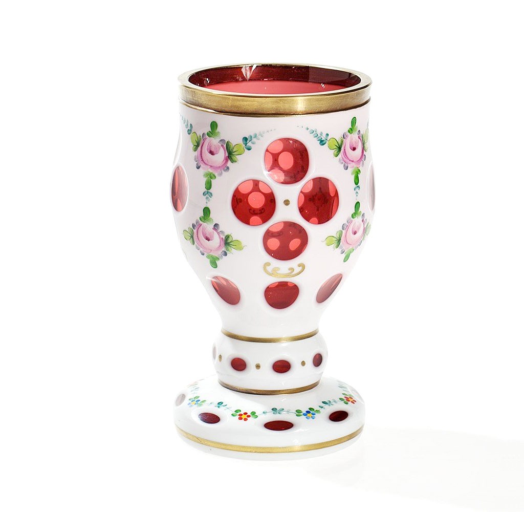 ボヘミアガラス ホワイト オーバーレイ カップ 花の装飾 ( Bohemian Glass Overlay Glass Cup in White with Floral Decor )