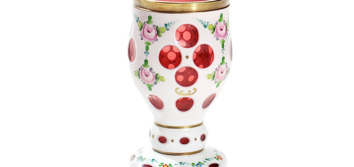 ボヘミアガラス ホワイト オーバーレイ カップ 花の装飾 ( Bohemian Glass Overlay Glass Cup in White with Floral Decor )