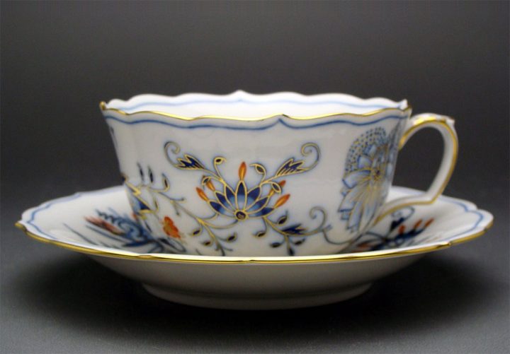 マイセン ブルーオニオン レッド＆ゴールド ティーカップ&ソーサー ( Meissen Blue Onion "Style", Red & Gold Teacup & Saucer ) 