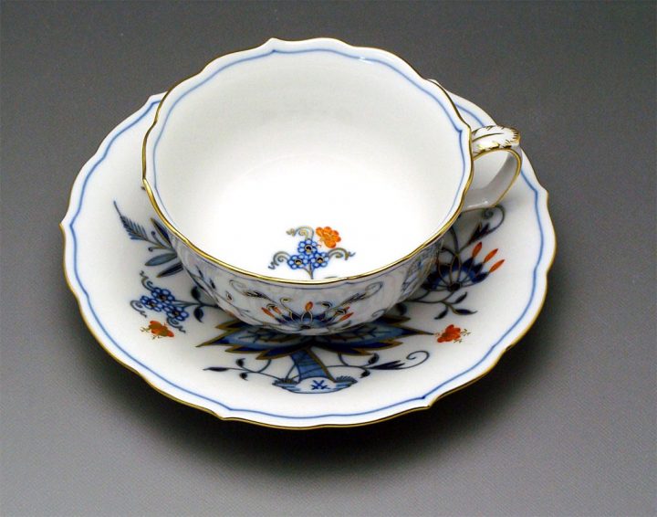 マイセン ブルーオニオン レッド＆ゴールド ティーカップ&ソーサー ( Meissen Blue Onion "Style", Red & Gold Teacup & Saucer ) 