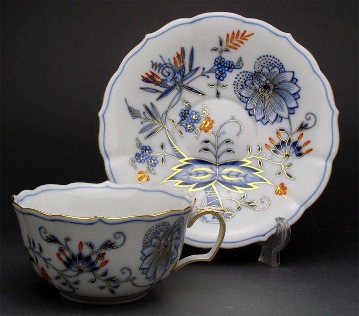 マイセン ブルーオニオン レッド＆ゴールド ティーカップ&ソーサー ( Meissen Blue Onion "Style", Red & Gold Teacup & Saucer ) 