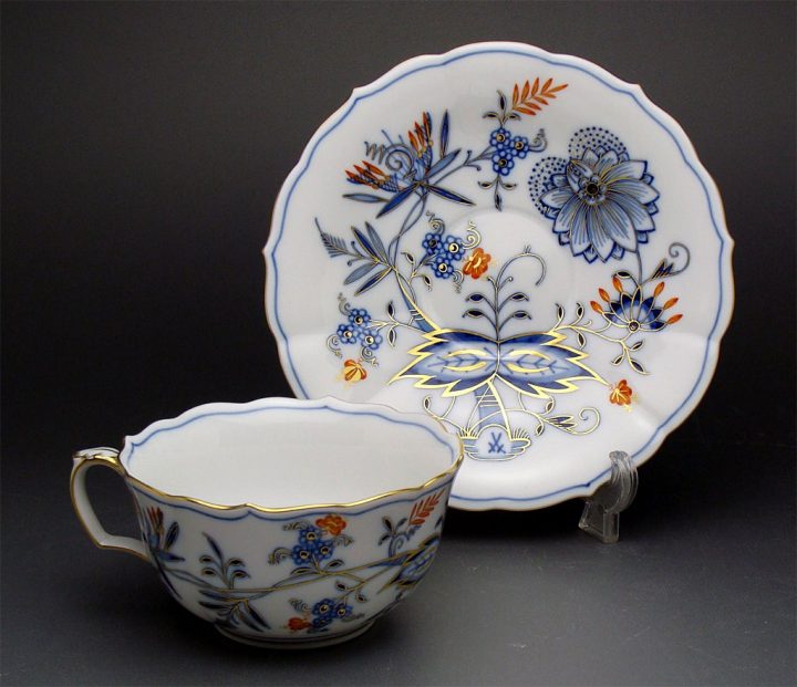 マイセン ブルーオニオン レッド＆ゴールド ティーカップ&ソーサー ( Meissen Blue Onion "Style", Red & Gold Teacup & Saucer ) 