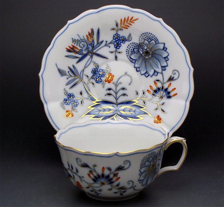 マイセン ブルーオニオン レッド＆ゴールド ティーカップ&ソーサー ( Meissen Blue Onion "Style", Red & Gold Teacup & Saucer ) 