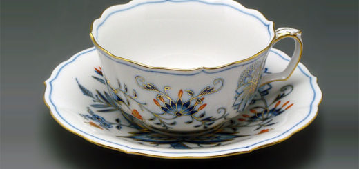 マイセン ブルーオニオン レッド＆ゴールド ティーカップ&ソーサー ( Meissen Blue Onion "Style", Red & Gold Teacup & Saucer )