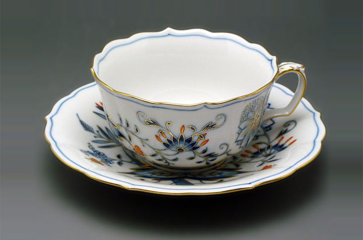 マイセン ブルーオニオン レッド＆ゴールド ティーカップ&ソーサー ( Meissen Blue Onion "Style", Red & Gold Teacup & Saucer )