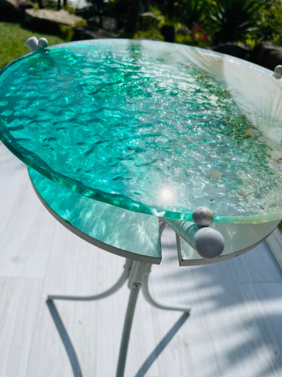 水面のガラステーブル