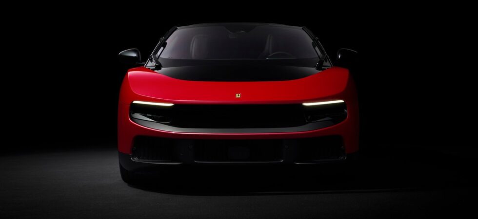 フェラーリ Luce レッドのフロントビュー（Ferrari × LoveFrom／公式サイトより）