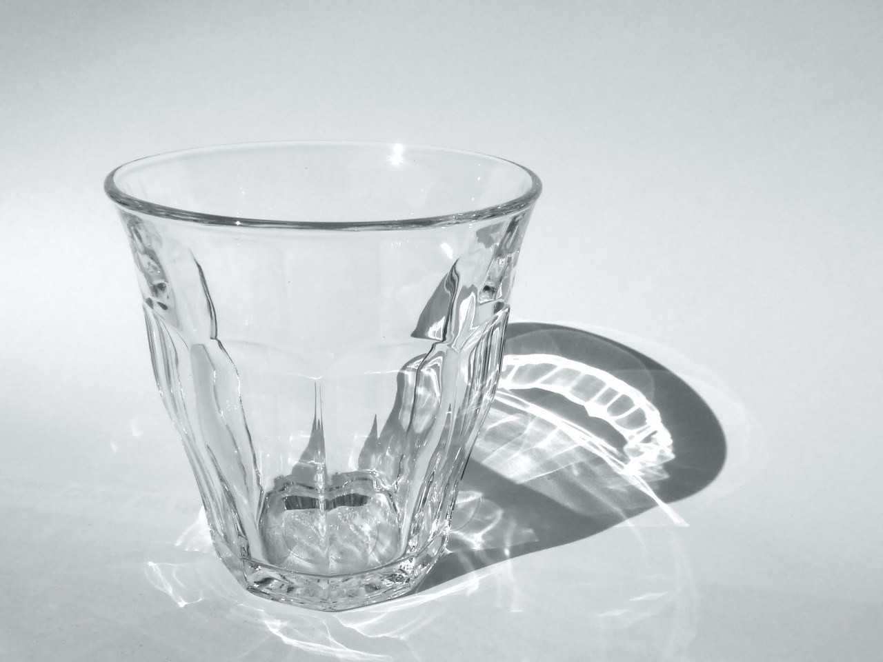 斜めから見たデュラレックス ピカルディ。縦のくぼみと厚い底 ( Duralex Picardie Tumbler )